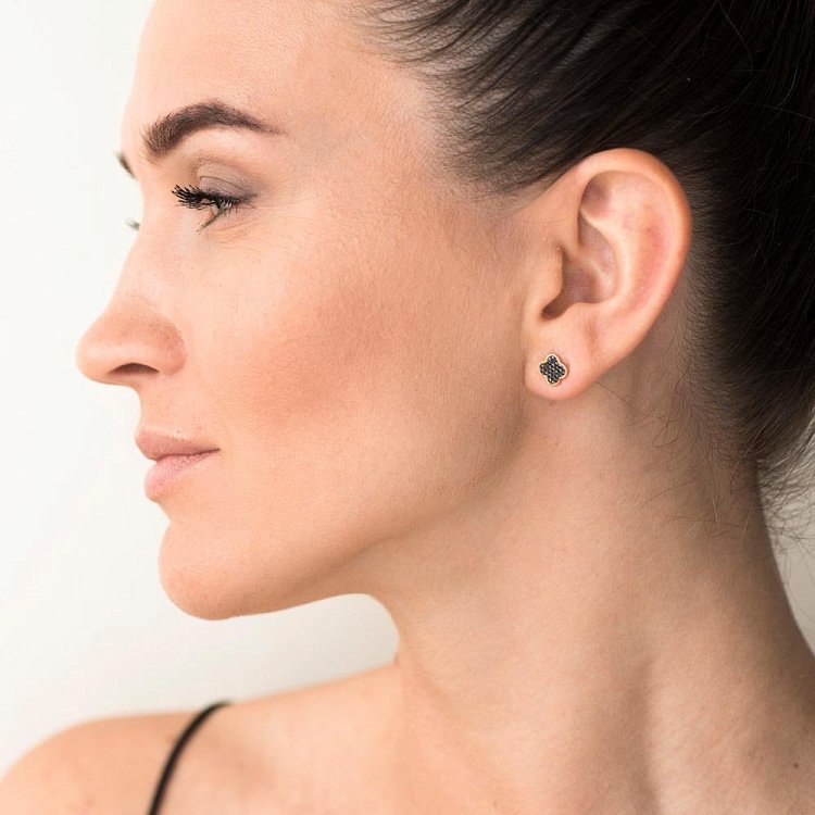 Золотые серьги-пусеты "Клевер" с черными фианитами с05620 от ювелирного магазина Оникс - 3