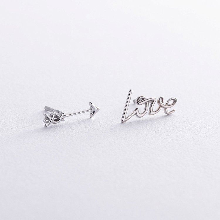 Серьги - пусеты "Love" в белом золоте с07673 от ювелирного магазина Оникс