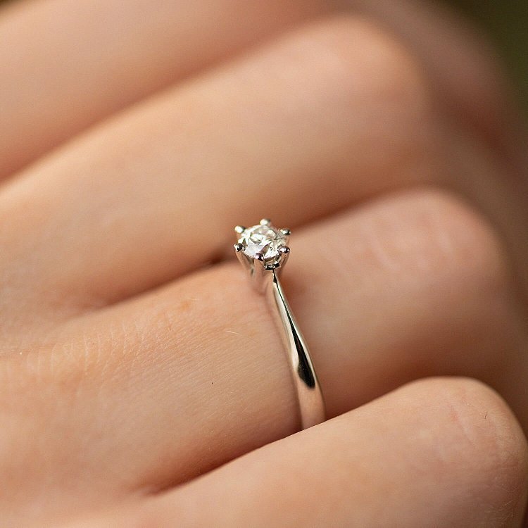 Помолвочное золотое кольцо с бриллиантом кб0280 от ювелирного магазина Оникс - 1