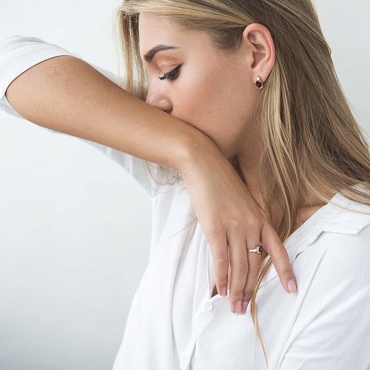 Золотое кольцо с пиропом и фианитами к05081 от ювелирного магазина Оникс - 6