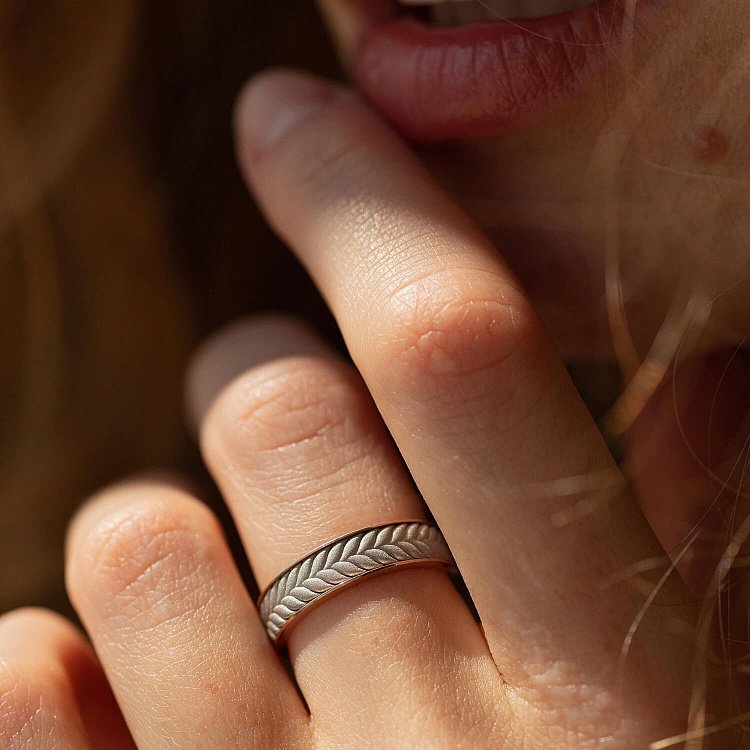 Обручка "Колосок" у червоному та білому золоті 236432400 - 1 Обручка "Колосок" у червоному та білому золоті 236432400 від ювелірного магазину Онікс - 1