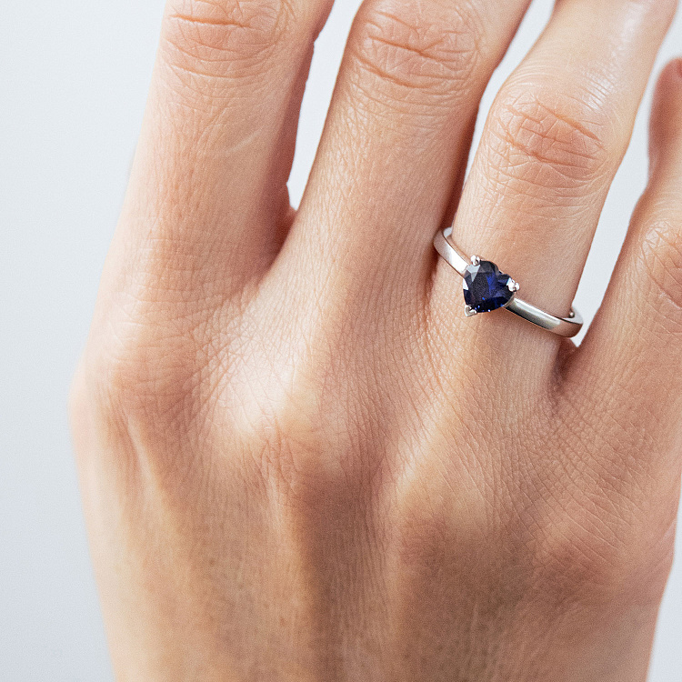 Срібна каблучка "Сердечко" (синт. сапфір) 1927/1р-HSPH від ювелірного магазину Онікс - 1