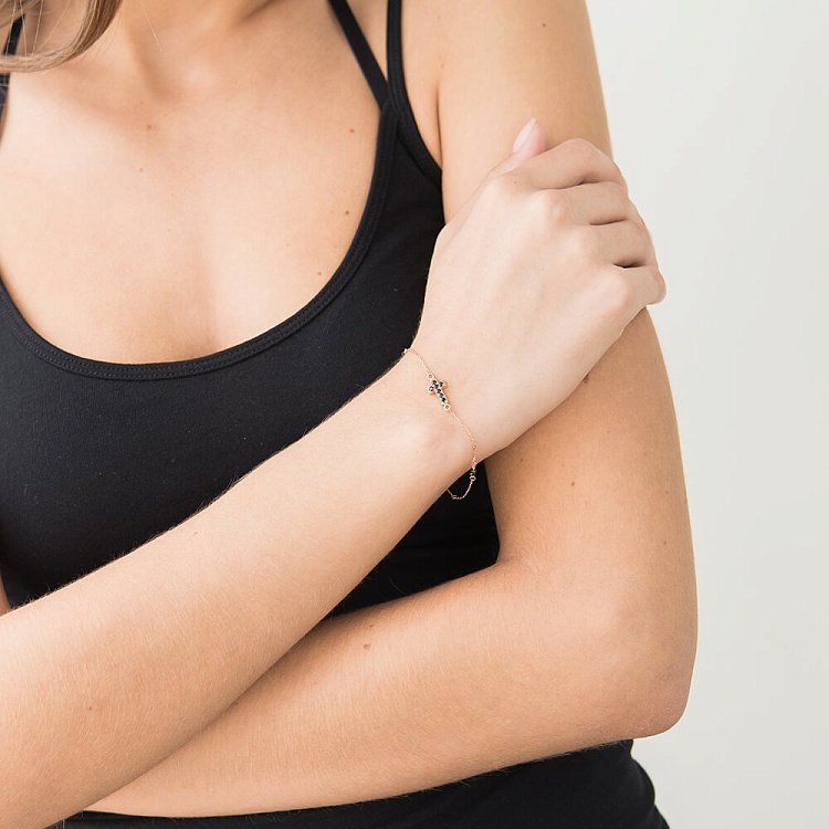 Золотой браслет "Крестик" с ониксом и фианитами б02138 Золотой браслет "Крестик" с ониксом и фианитами б02138 от ювелирного магазина Оникс