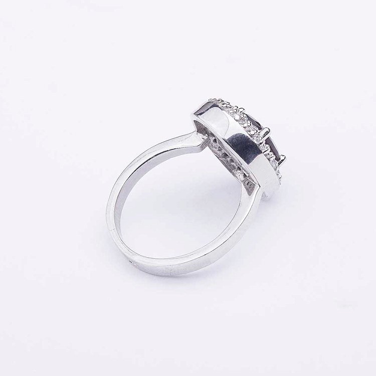 Серебряное кольцо с пиропом (гранатом) и фианитами 11909 от ювелирного магазина Оникс - 1