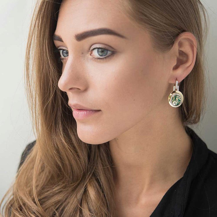 Золотые серьги с эмалью и фианитами с03726 от ювелирного магазина Оникс