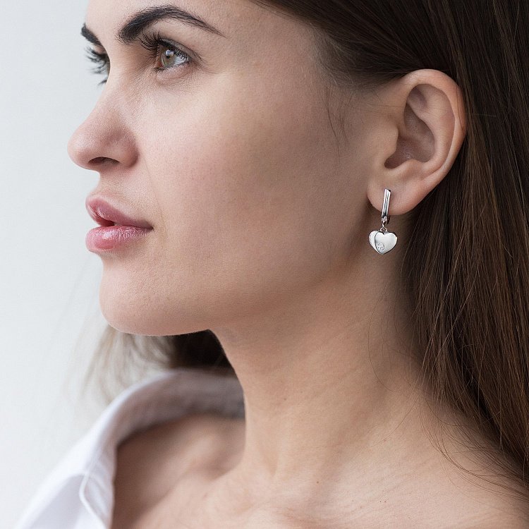 Срібні сережки "Сердечка" з фіанітами 122334 від ювелірного магазину Онікс - 1