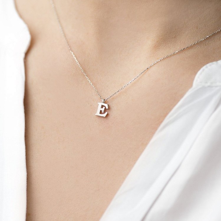 Серебряное колье с буквой Е 18619б от ювелирного магазина Оникс - 3