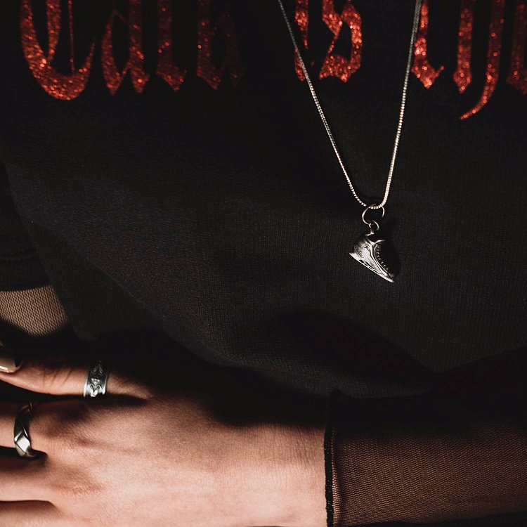 Серебряный кулон "Хоккейные коньки" 133198 от ювелирного магазина Оникс - 1