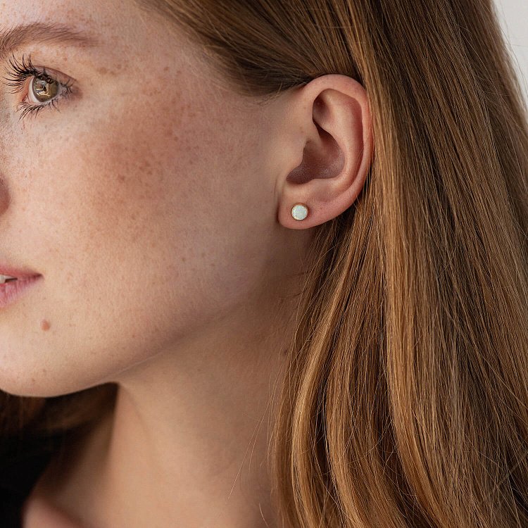 Золотые серьги-пусеты "Сияние" (синт. опал) 6 мм с05472 от ювелирного магазина Оникс - 4