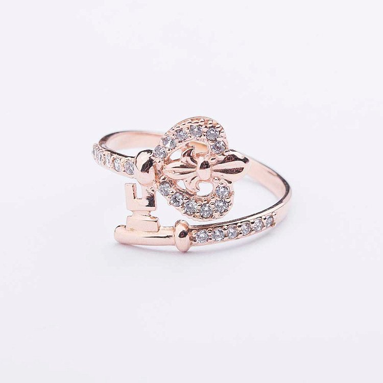 Золота каблучка "Ключик" з фіанітами к1011 від ювелірного магазину Онікс