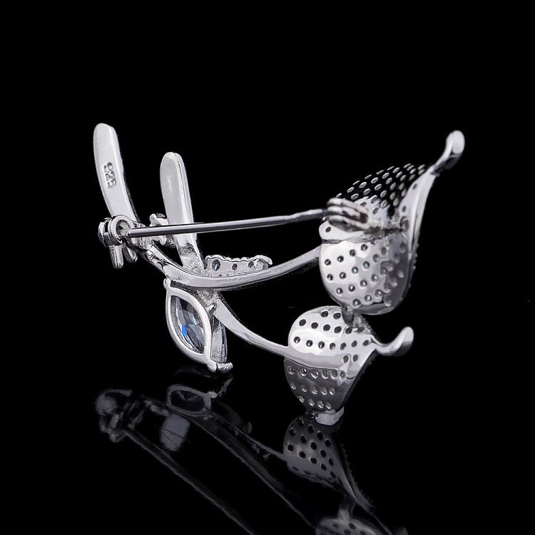 Серебряная брошь листочки с фианитами 16100 от ювелирного магазина Оникс - 1