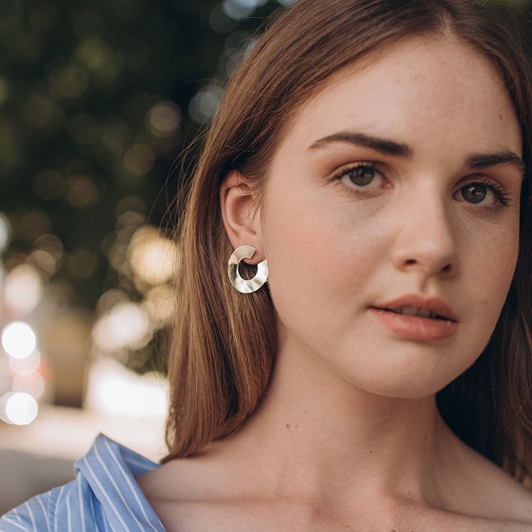 Серебряные серьги-пусеты "Глянец" 122510с от ювелирного магазина Оникс - 9