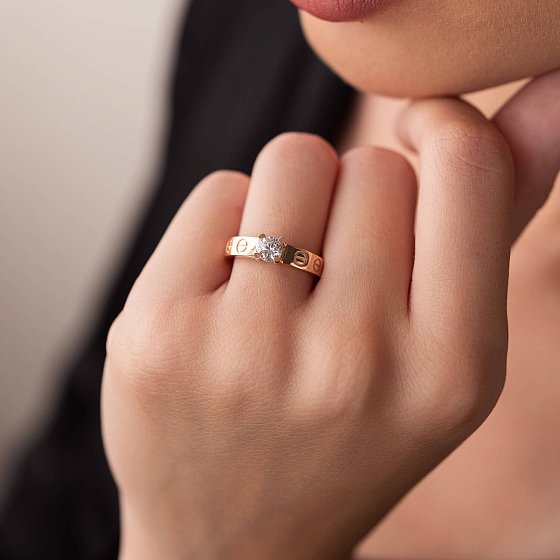 Золота каблучка "Love" з фіанітами к06907 №5