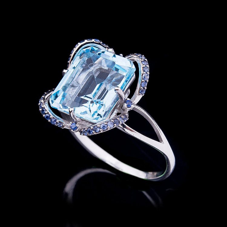 Золота каблучка з блакитним топазом і синіми сапфірами 14032308 від ювелірного магазину Онікс