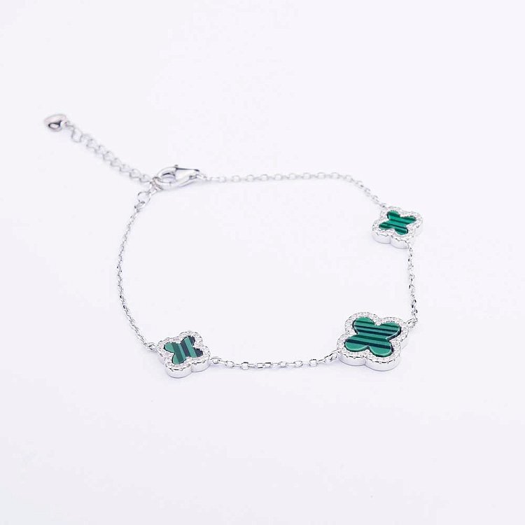 Срібний браслет "Конюшина" з фіанітами і ім. малахіту 141029 від ювелірного магазину Онікс