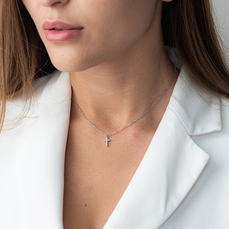 Колье "Крестик" в серебре с фианитами 181071 от ювелирного магазина Оникс - 1