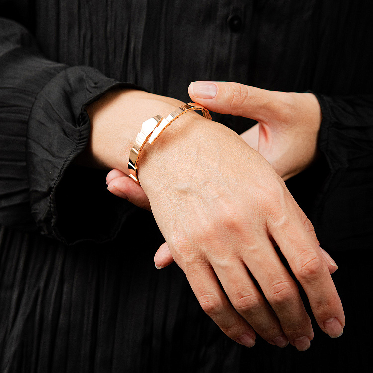 Жесткий браслет "Змея" в красном золоте б05333 от ювелирного магазина Оникс - 3