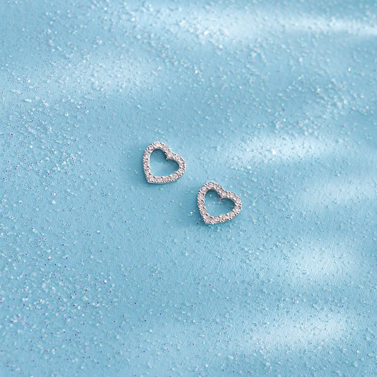 Срібні сережки - пусети "Сердечка" з фіанітами 123030 від ювелірного магазину Онікс - 5