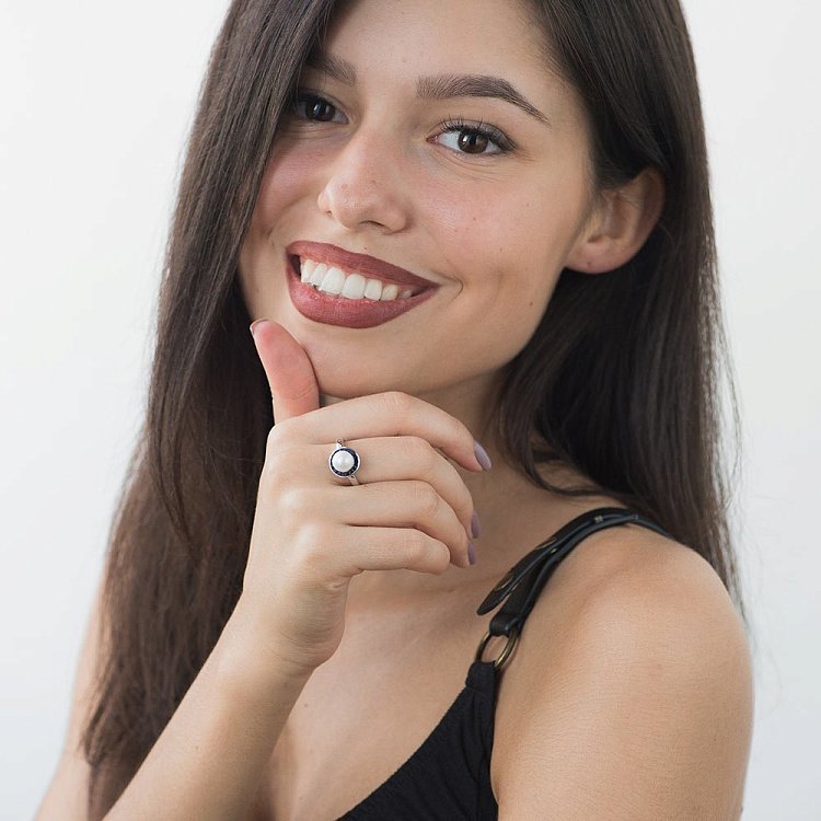 Золотое кольцо с культивированным жемчугом и сапфирами км0061 от ювелирного магазина Оникс - 3