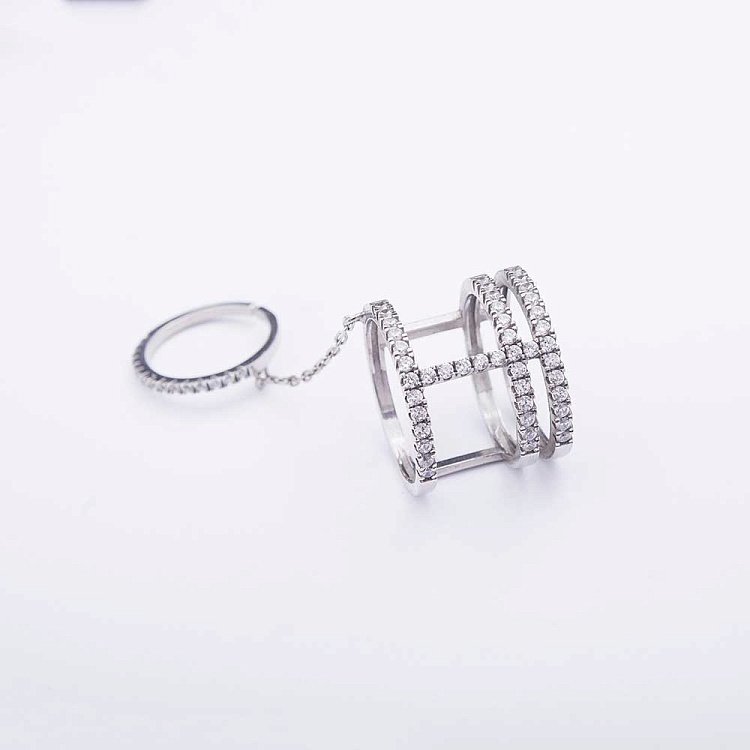 Срібний перстень з фіанітами 10109 від ювелірного магазину Онікс