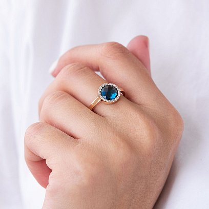 Золота каблучка з білими і синіми фіанітами к06831 №2