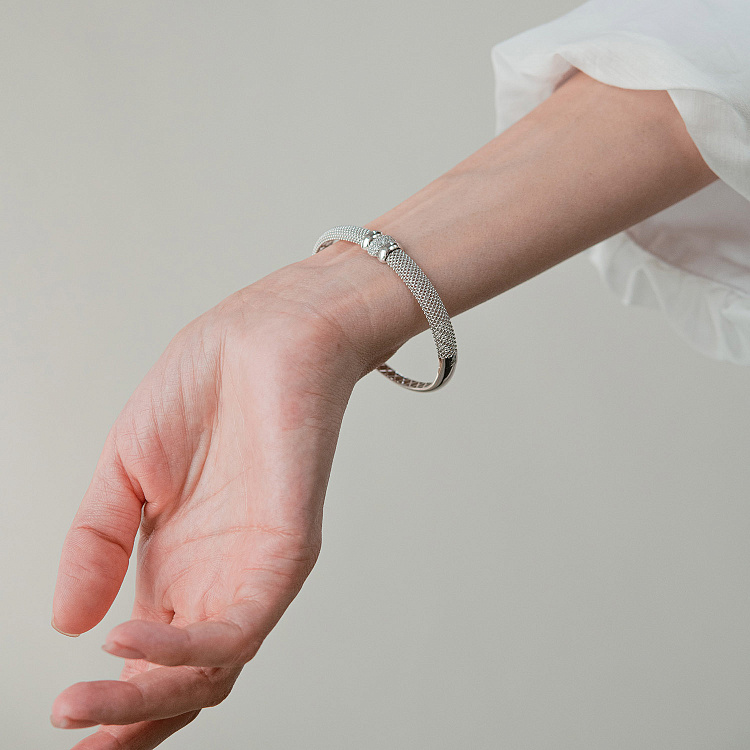 Жесткий браслет "Marie" в белом золоте (фианиты) б05610 от ювелирного магазина Оникс - 2