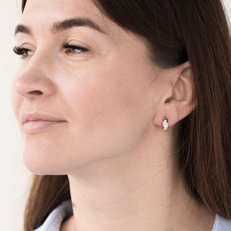 Золотые серьги-кольца с фианитами с05321 от ювелирного магазина Оникс - 2