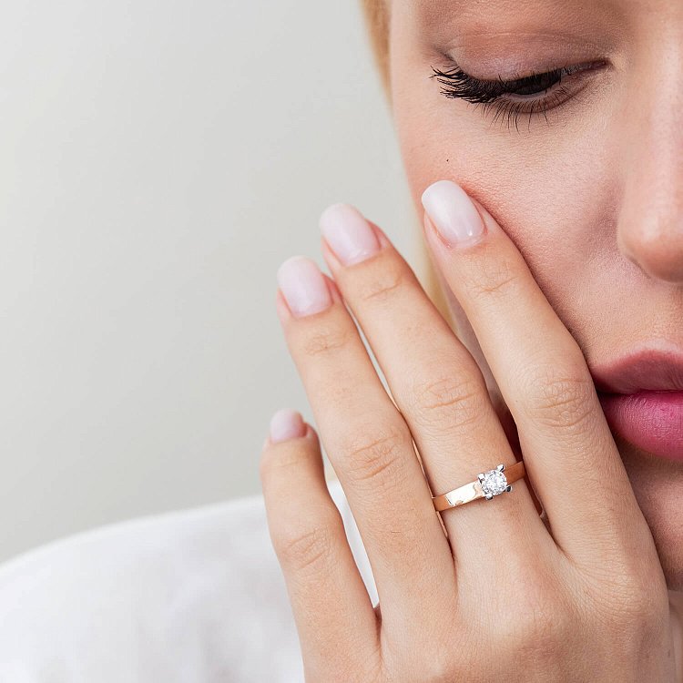 Золотое помолвочное кольцо с фианитом к05427 от ювелирного магазина Оникс - 1