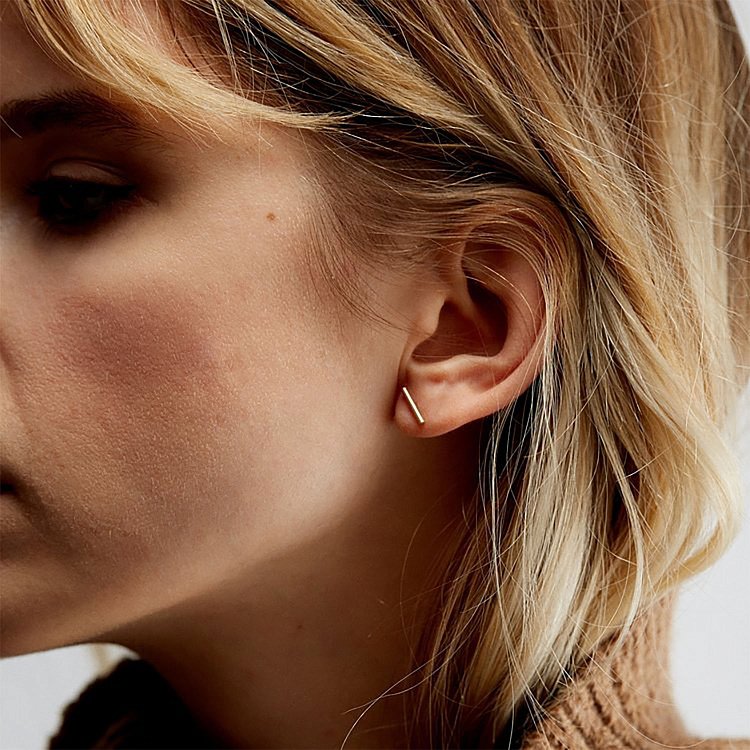 Золоті сережки-пусети "Мінімум" с06752 від ювелірного магазину Онікс