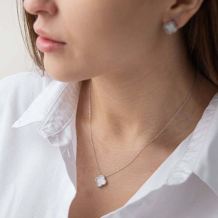 Сережки "Конюшина" в білому золоті (перламутр) с07285 від ювелірного магазину Онікс - 3