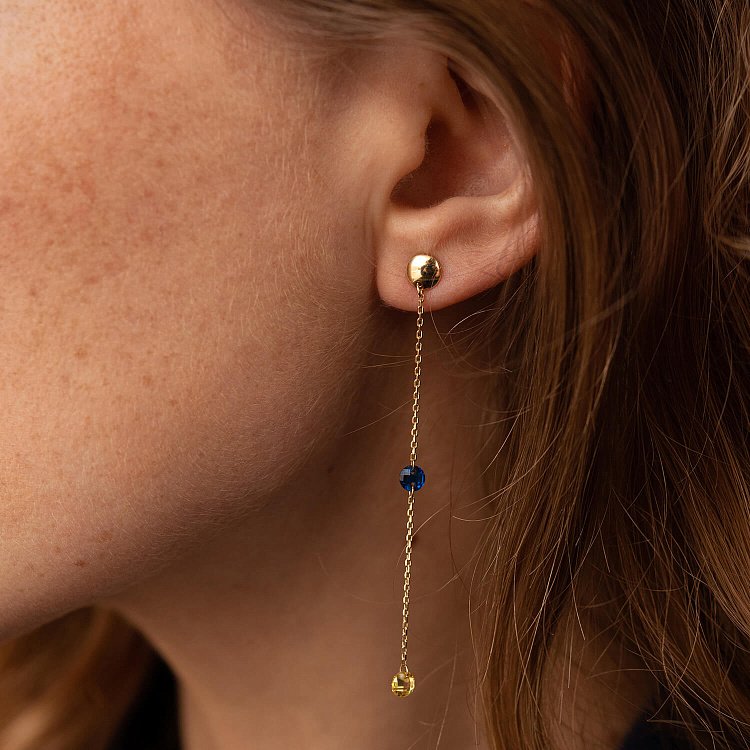 Висячі золоті сережки - пусети "Українка" (блакитні та жовті фіаніти) с08104 від ювелірного магазину Онікс - 1