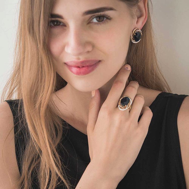 Золотое кольцо с фианитами к03894 Золотое кольцо с фианитами к03894 от ювелирного магазина Оникс