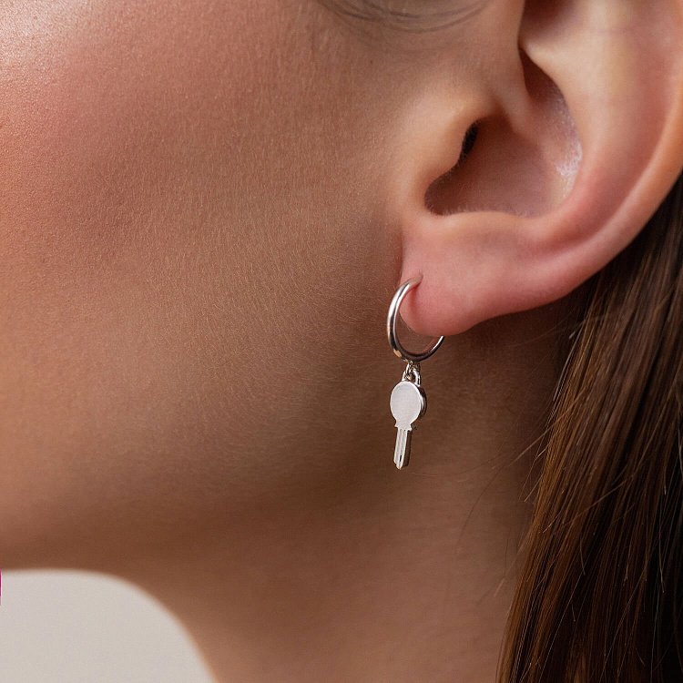 Срібні сережки - пусети "Ключики" 123024 від ювелірного магазину Онікс - 2