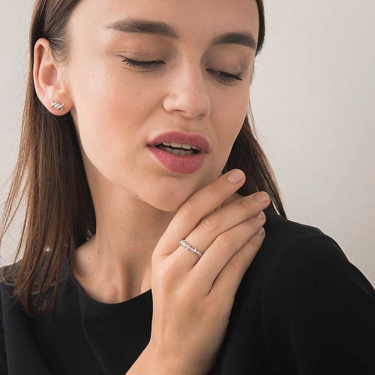 Серебряное кольцо с фианитами 111757 от ювелирного магазина Оникс - 1