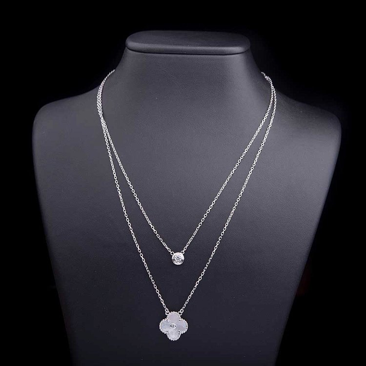 Серебряное колье "Клевер" с фианитом и перламутром 18350 от ювелирного магазина Оникс - 1