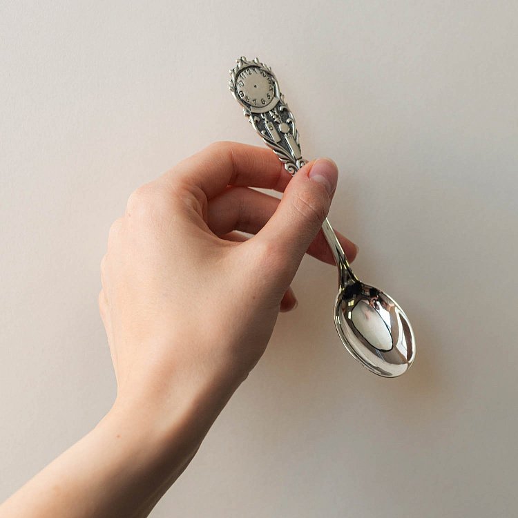 Серебряная ложка "Часы" 24023 от ювелирного магазина Оникс - 2