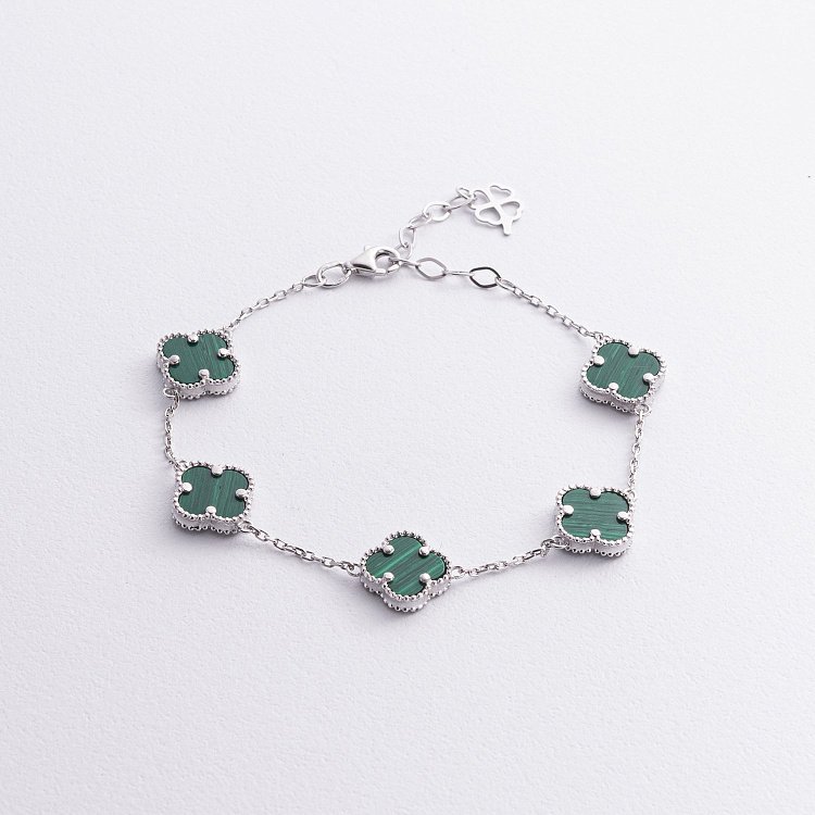 Серебряный браслет "Клевер" с малахитом 141780 от ювелирного магазина Оникс