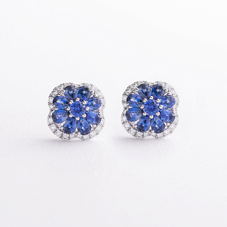 Сережки - пусети "Конюшина" в білому золоті (діаманти, сапфіри) сб0718mi від ювелірного магазину Онікс