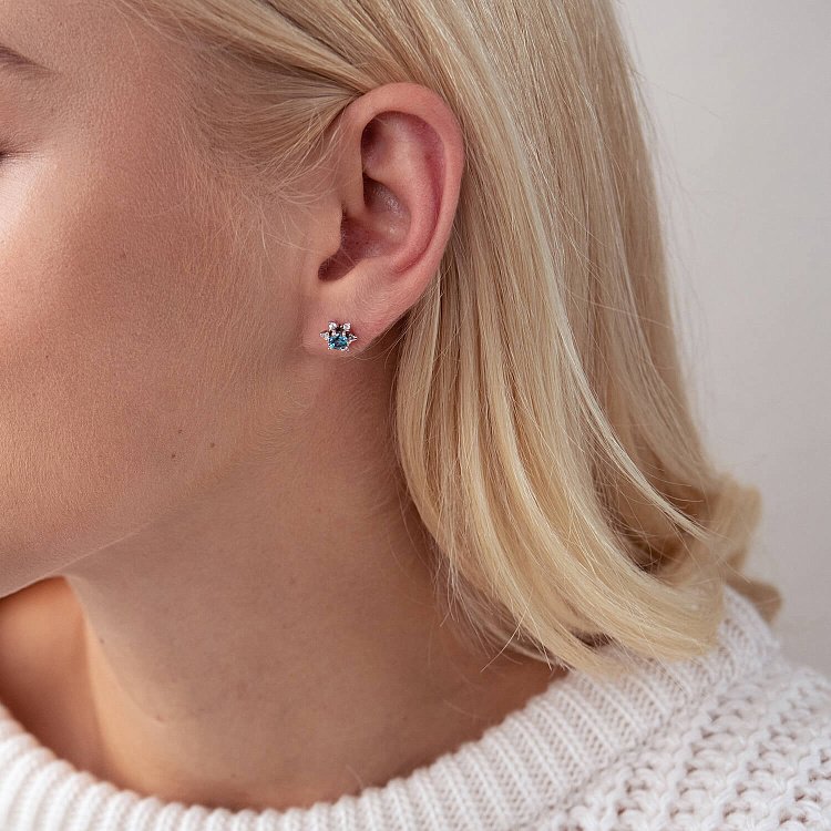 Золотые серьги - пусеты (топаз "Лондон голубой", фианиты) с01925 от ювелирного магазина Оникс - 1