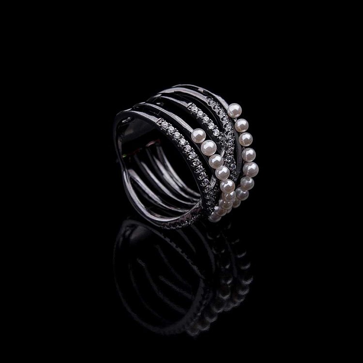 Каблучка з фіанітами і штучними перлинами 111831 від ювелірного магазину Онікс - 1