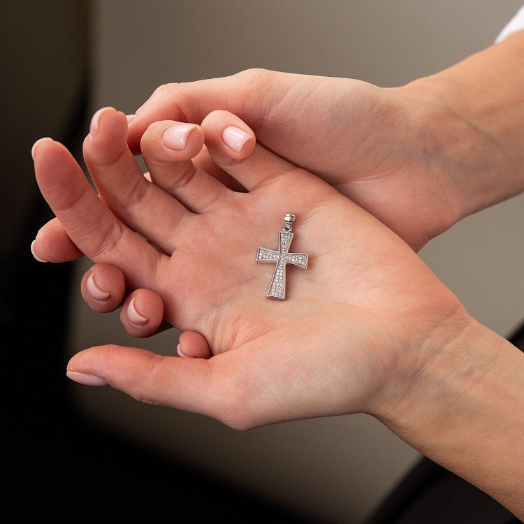 Серебряный крестик с фианитами 132013 от ювелирного магазина Оникс - 1