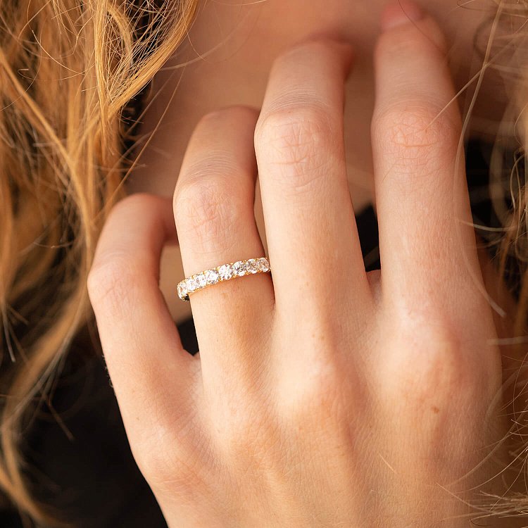 Кольцо с дорожкой камней в желтом золоте (фианиты) к07389 - 14 Кольцо с дорожкой камней в желтом золоте (фианиты) к07389 от ювелирного магазина Оникс - 14