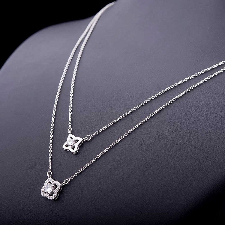 Срібне кольє "Конюшина" з фіанітами 18307 Срібне кольє "Конюшина" з фіанітами 18307 від ювелірного магазину Онікс