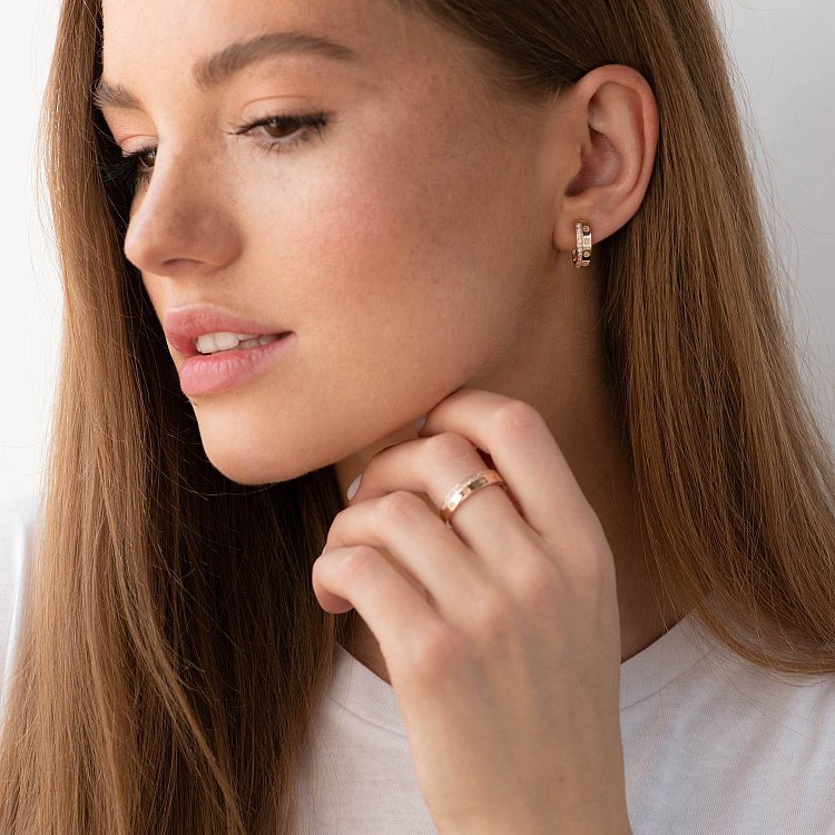 Золота каблучка "Love" з фіанітами к06667 від ювелірного магазину Онікс - 1