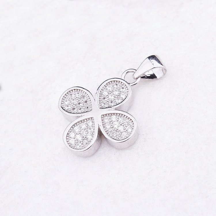 Серебряная подвеска "Клевер" с фианитами 132222 от ювелирного магазина Оникс - 1
