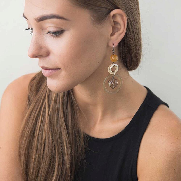 Сережки з слоновою кісткою, кварцом і кварцом димчастим с235с23 Сережки з слоновою кісткою, кварцом і кварцом димчастим с235с23 від ювелірного магазину Онікс