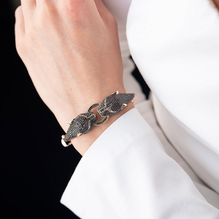 Жорсткий золотий браслет "Пантери" з фіанітами б04769 від ювелірного магазину Онікс - 1