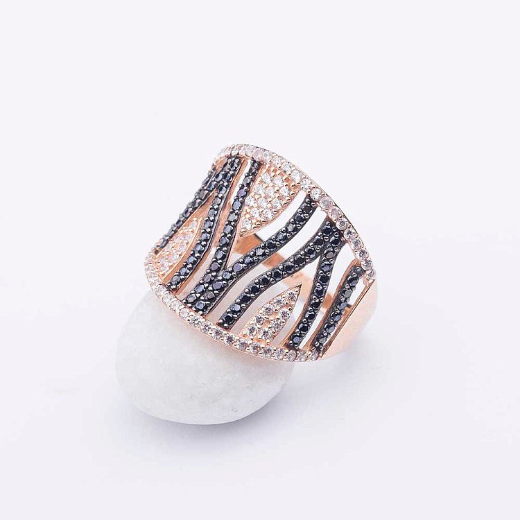 Золотое кольцо с фианитами к03455 от ювелирного магазина Оникс - 1