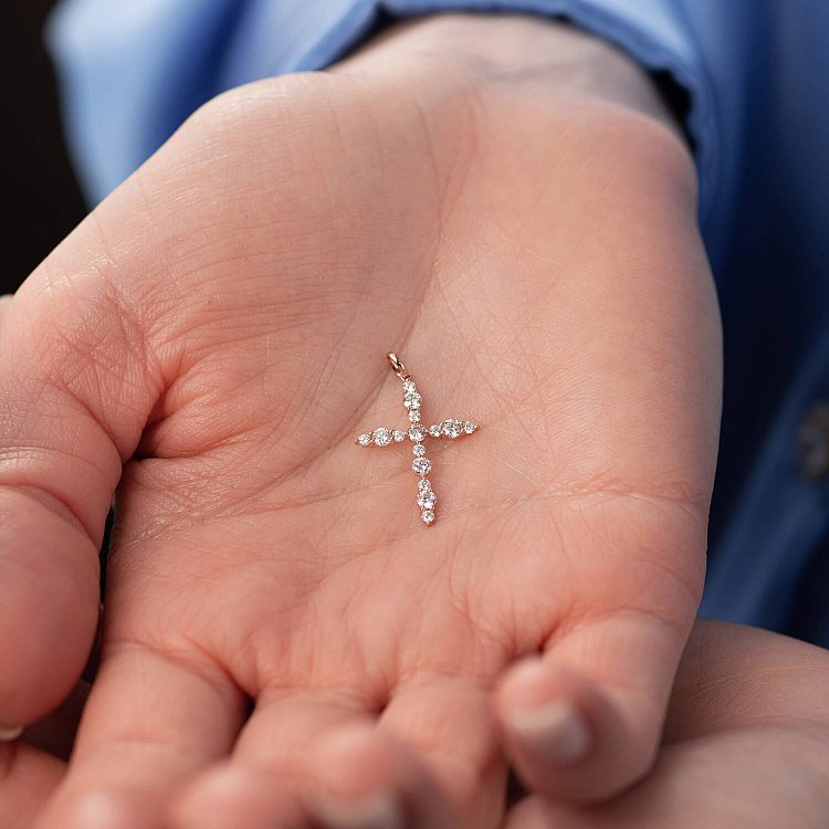 Крестик в красном золоте с бриллиантами пб0296ch - 1 Крестик в красном золоте с бриллиантами пб0296ch от ювелирного магазина Оникс - 1