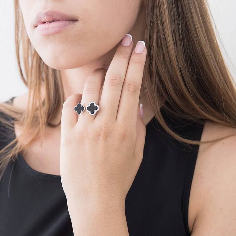 Срібний перстень "Конюшина" з оніксом і фіанітами 111747 від ювелірного магазину Онікс